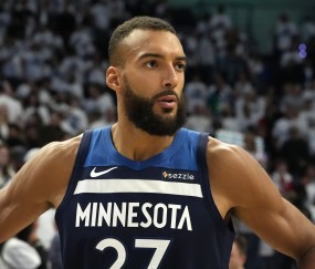 篮球赛事-表现平平！戈贝尔半场3中1拿到3分7板1助 另有1断1帽