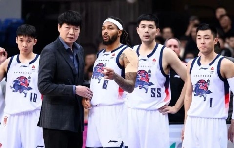 山东男篮好消息！内线大将克里斯将复出，琼斯和斯蒂尔二选一离队