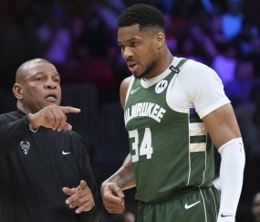 开云直播-情况不妙！字母哥两罚不中&amp;沃克追身三分 老鹰下半场10-0打停雄鹿